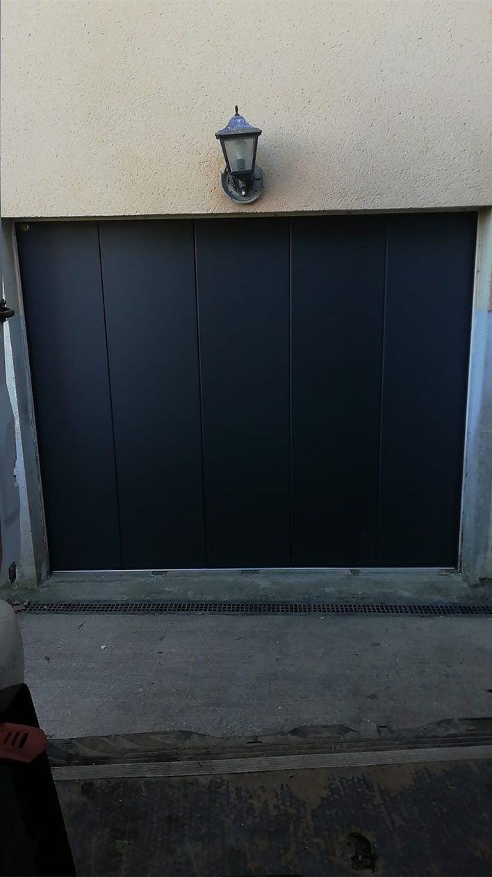 Porte de garage sectionnelle latérale